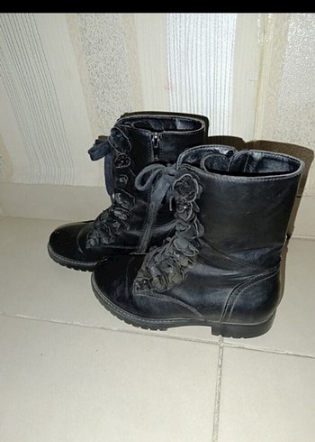 Deichmann Siyah Kamuflaj Desenli Fırfırlı Goth Bot