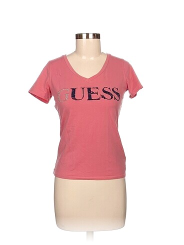 Guess T-shirt %70 İndirimli.