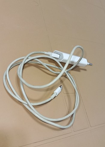 iPhone şarj aleti