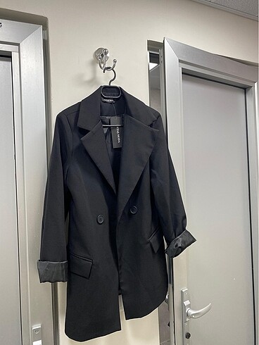 Etiketli siyah blazer