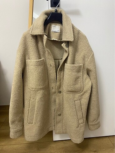 BERSHKA mont krem