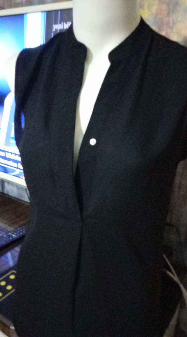 Gusto Düğmeli Siyah V Yakalı Kolsuz bluz - Görsel 3