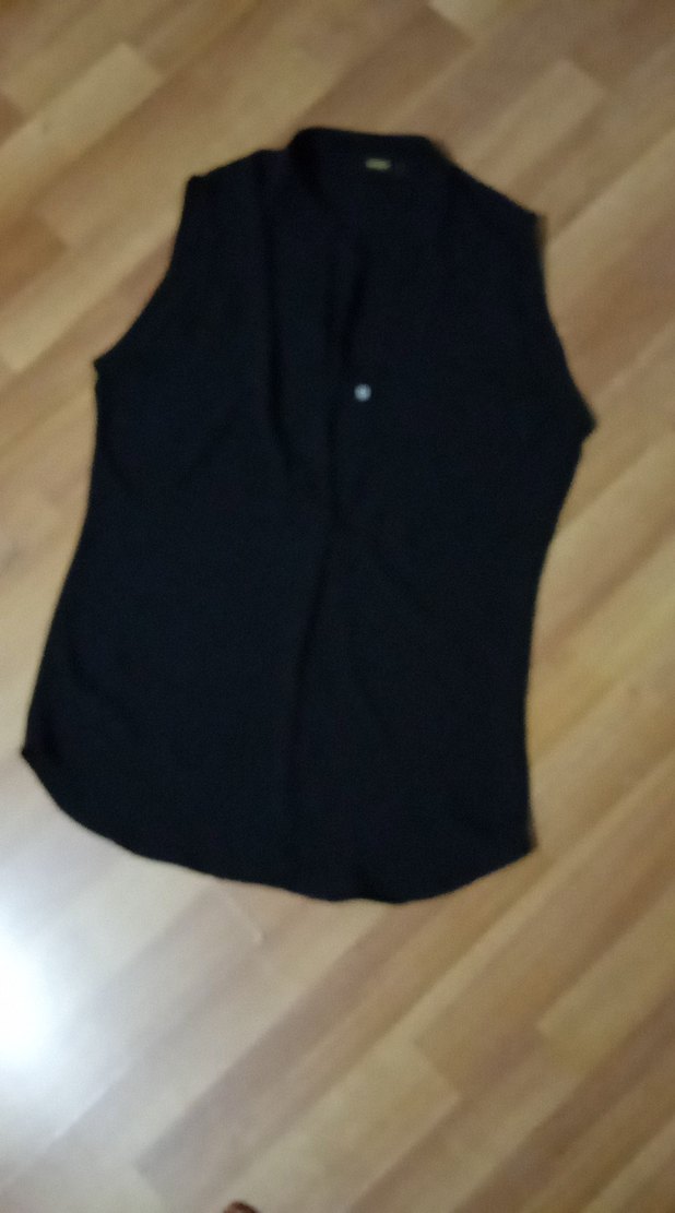 Gusto Düğmeli Siyah V Yakalı Kolsuz bluz - Görsel 4