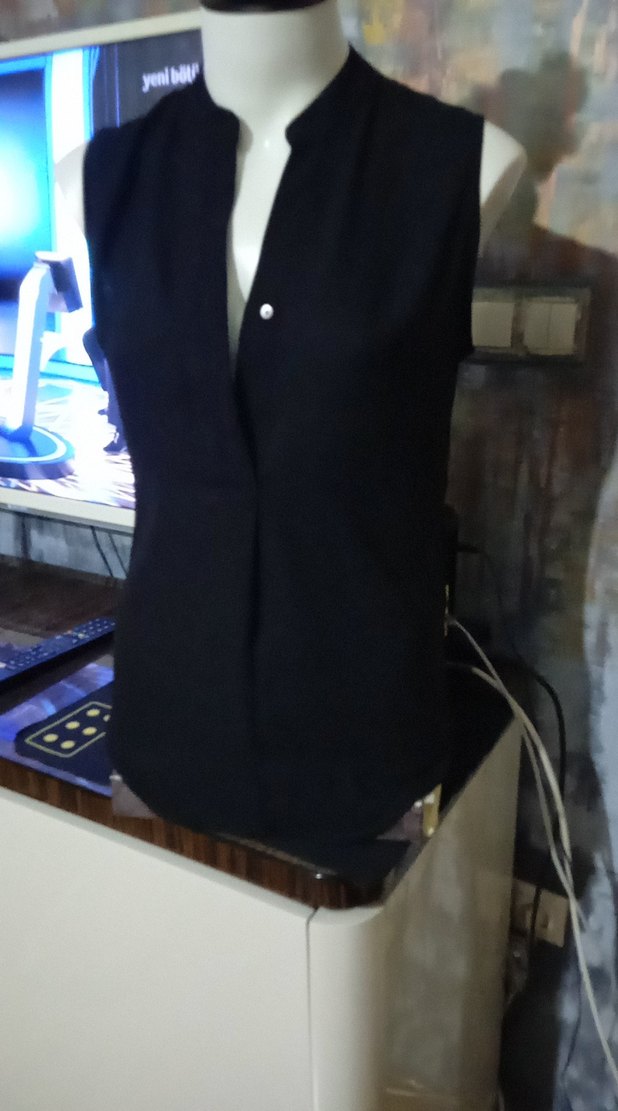 Gusto Düğmeli Siyah V Yakalı Kolsuz bluz - Görsel 2