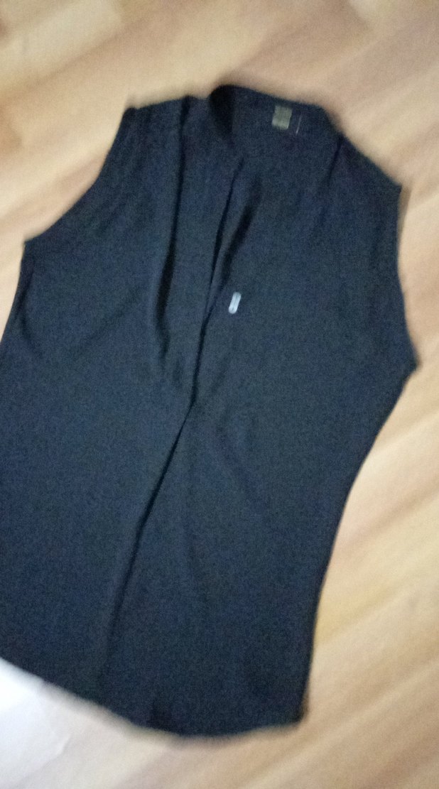 Gusto Düğmeli Siyah V Yakalı Kolsuz bluz - Görsel 5