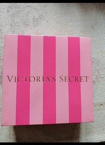 Victoria's Secret pembe çizgili kutusu 