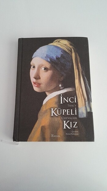 İNCİ KÜPELİ KIZ SERT KAPAK