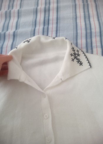 Nakışlı Beyaz Düğmeli Kısa Kollu Hırka - Görsel 4