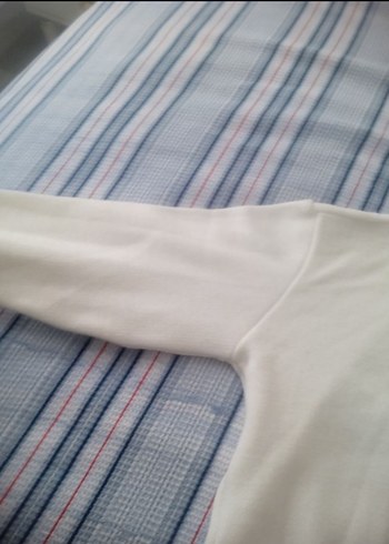 Nakışlı Beyaz Düğmeli Kısa Kollu Hırka - Görsel 5