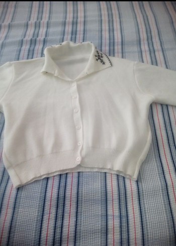 Nakışlı Beyaz Düğmeli Kısa Kollu Hırka - Görsel 2