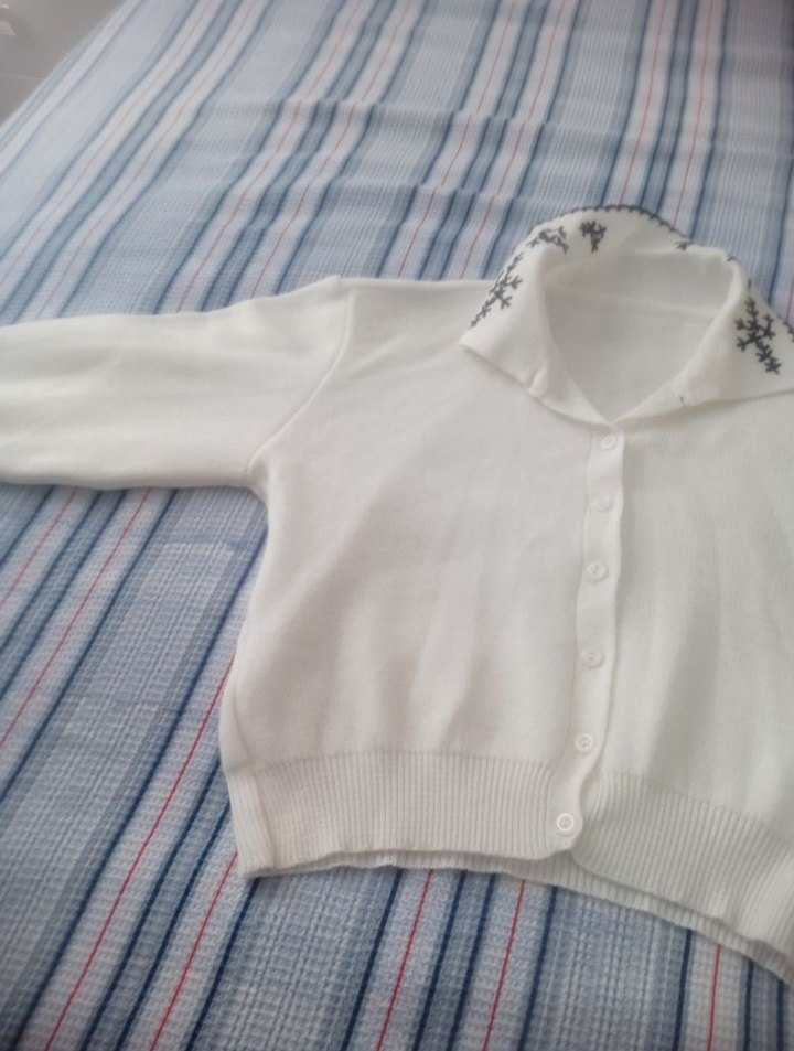 Nakışlı Beyaz Düğmeli Kısa Kollu Hırka - Görsel 3