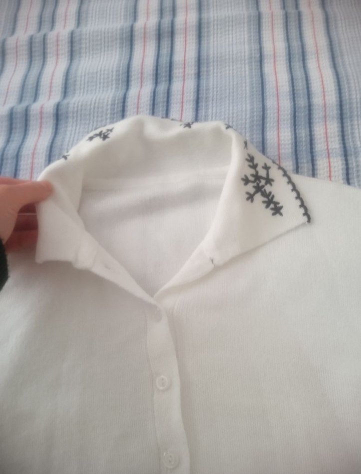 Nakışlı Beyaz Düğmeli Kısa Kollu Hırka - Görsel 4