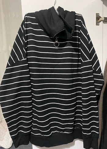 Kapüşonlu Siyah Beyaz Çizgili Uzun Kollu Sweatshirt - Görsel 2