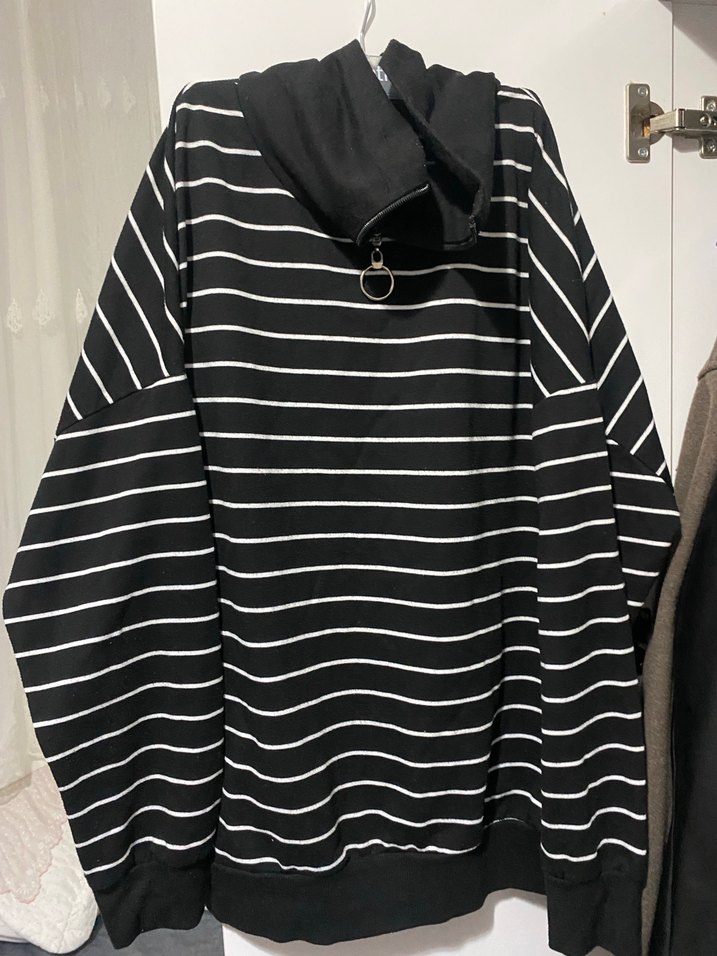 Kapüşonlu Siyah Beyaz Çizgili Uzun Kollu Sweatshirt - Görsel 2