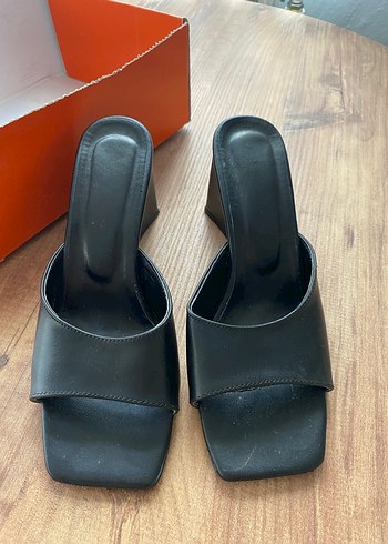 Siyah Tokalı Topuklu Kadın Terlik - Görsel 2