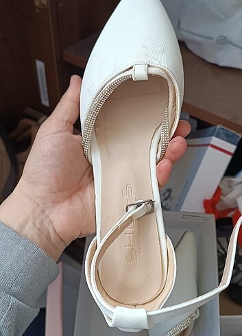 Beyaz topuklu ayakkabı