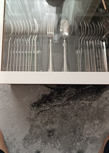 Gri ve Beyaz Çatal Kaşık Seti