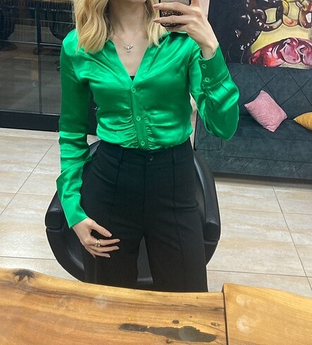 Yeşil saten gömlek