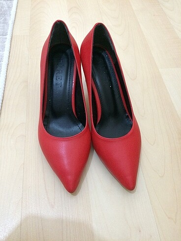 Kırmızı stiletto