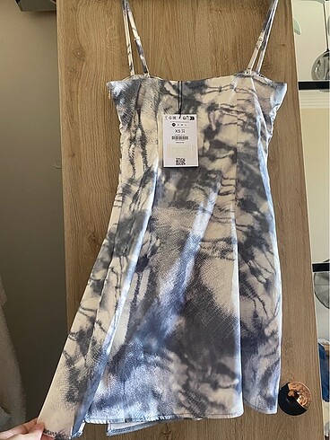 xs Beden siyah Renk bershka askılı YENİ ETİKETLİ saten dokulu mini elbise