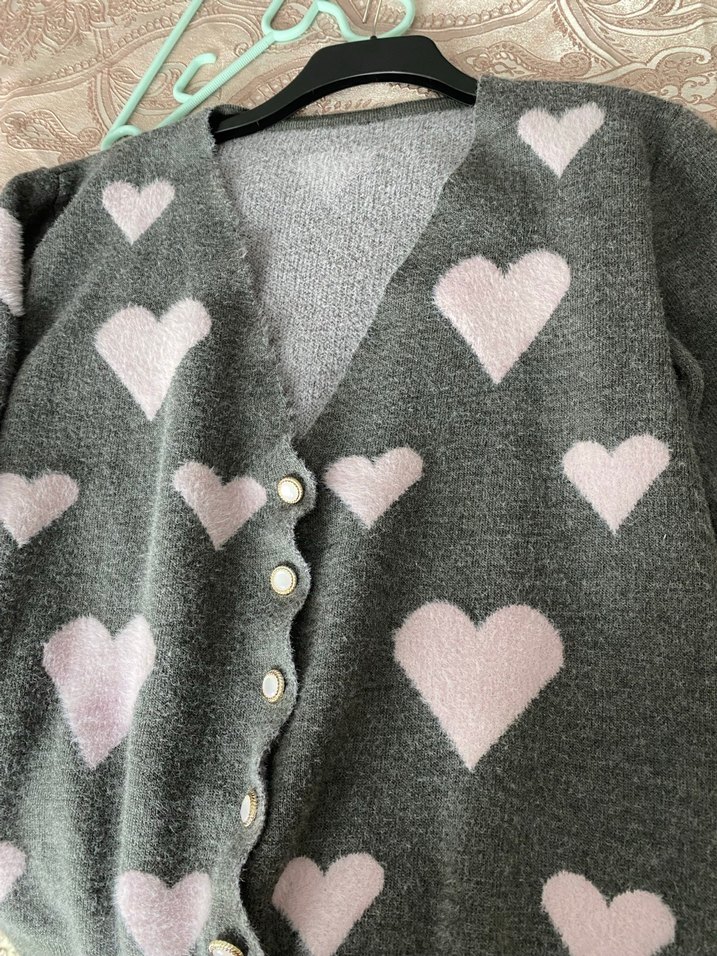 Gri Kalp Desenli Örgü Hırka - Görsel 3
