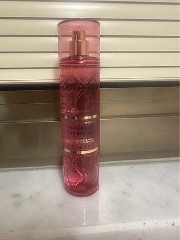 Bath and Body Works vücut spreyi Covered in Roses