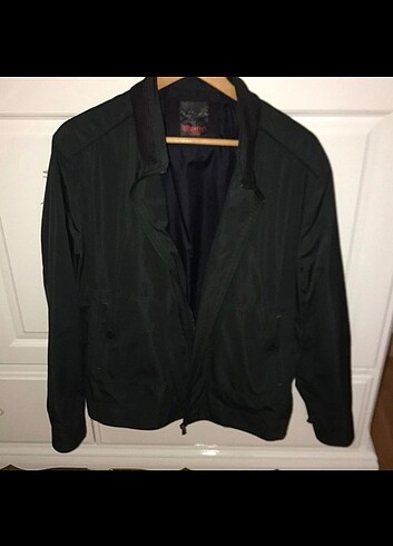 Koyu yeşil yağmurluk ceket - Görsel 3