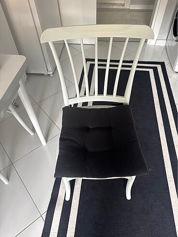 Beyaz plastık sandalye