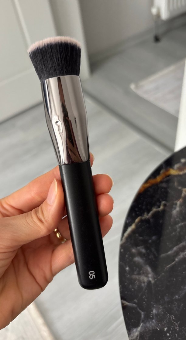 KIKO Siyah Makyaj Fırçası - Görsel 2