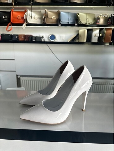 beyaz rugan stiletto