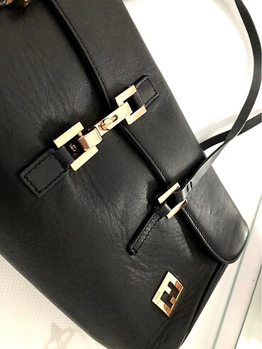 Gold detaylı vintage Fendi kol çantası