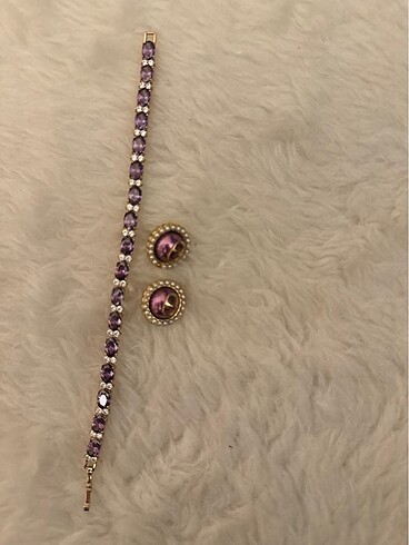 Dior küpe ve taşlı mor bileklık ayrı ayrı satılabilir