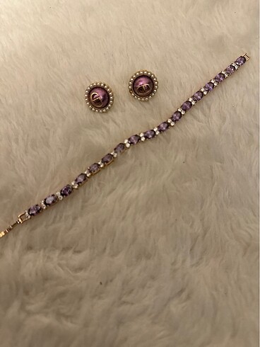 Dior Dior küpe ve taşlı mor bileklık ayrı ayrı satılabilir
