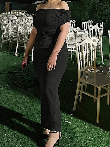 Madonna Yaka Siyah Büzgülü Arkası Yırtmaçlı Elbise
