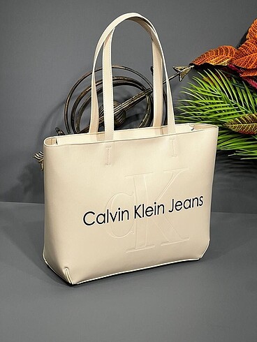 CALVİN KLEİN OMUZ ÇANTASI