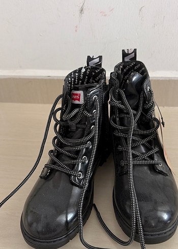 Levis Siyah Bagcikli Sehir Botu