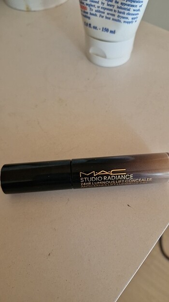 STUDIO RADIANCE - 24HR LUMINOUS LIFT CONCEALER