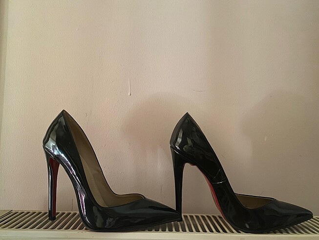 Siyah rugan altı kırmızı stiletto