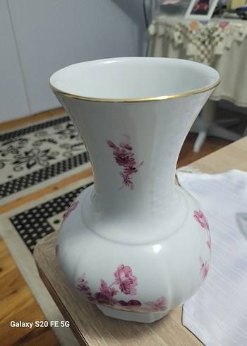 Pembe Çiçek Desenli Beyaz Vazo Alman ürünüdür (BAREUTHER)