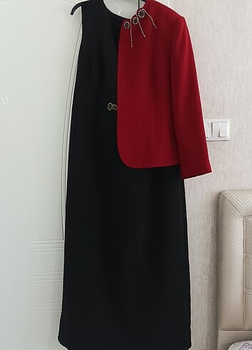 50 Beden Kırmızı ceket ve siyah elbise