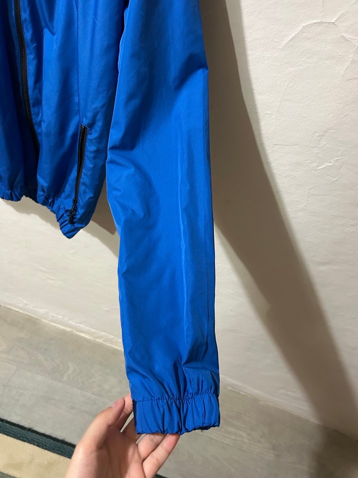 Mavi Kapüşonlu Erkek Rüzgarlık - Görsel 5