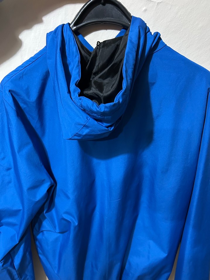 Mavi Kapüşonlu Erkek Rüzgarlık - Görsel 3