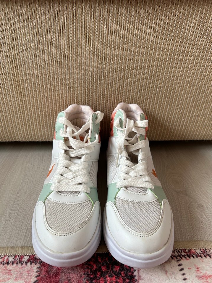 Beyaz Pastel Renkli Dolgu Topuklu Bağcıklı Spor Ayakkabı - Görsel 4