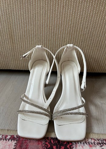 Beyaz Tokalı İnce Topuklu Kadın Ayakkabı - Görsel 4