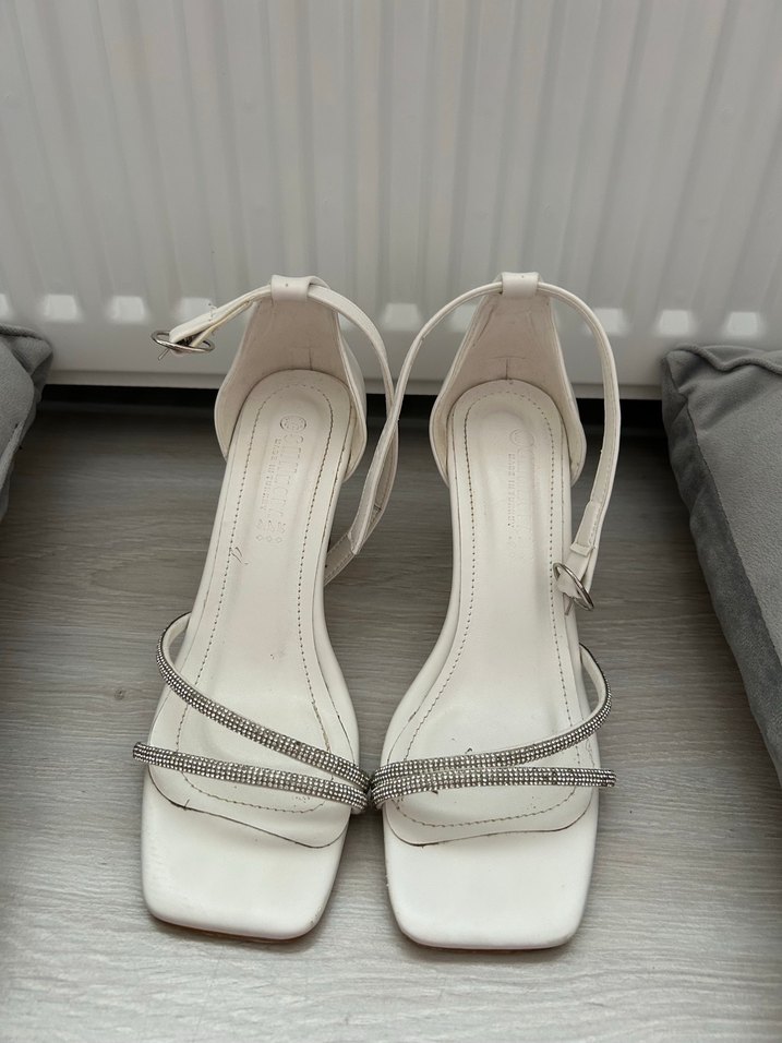 Beyaz Tokalı İnce Topuklu Kadın Ayakkabı - Görsel 3