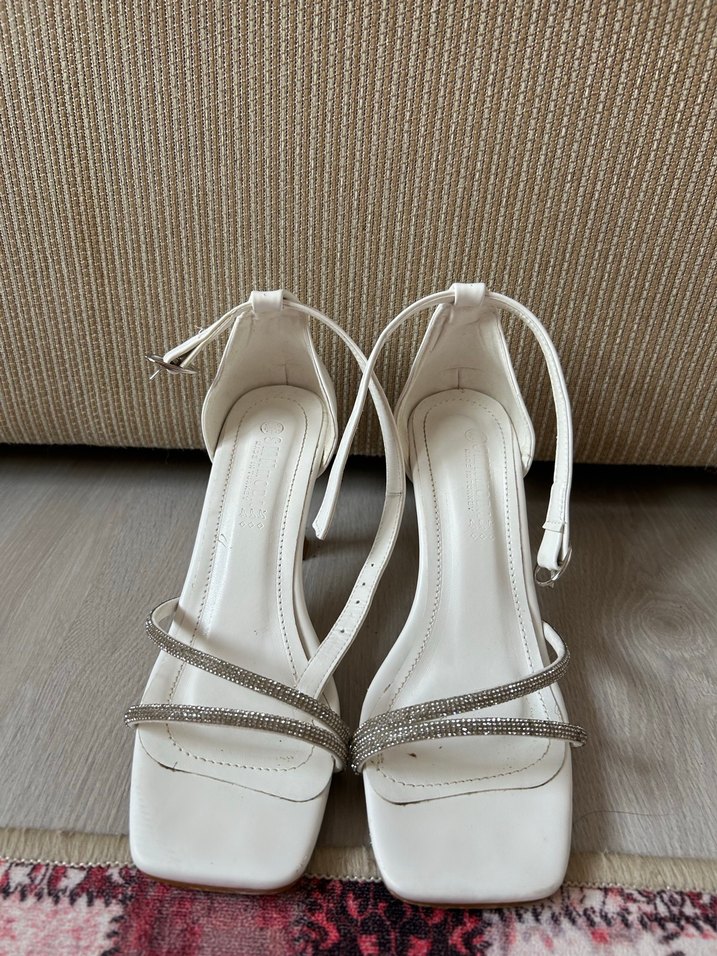 Beyaz Tokalı İnce Topuklu Kadın Ayakkabı - Görsel 4