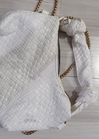 Beyaz Deri Zincir Detaylı Yılan Desenli Çanta - Görsel 2