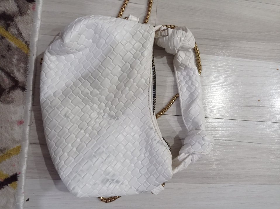 Beyaz Deri Zincir Detaylı Yılan Desenli Çanta - Görsel 2