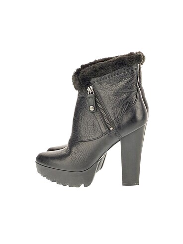 Guess Bot %70 İndirimli.