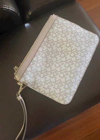 DKNY Yeni Bej Baskili Deri Fermuarli Kadin Clutch